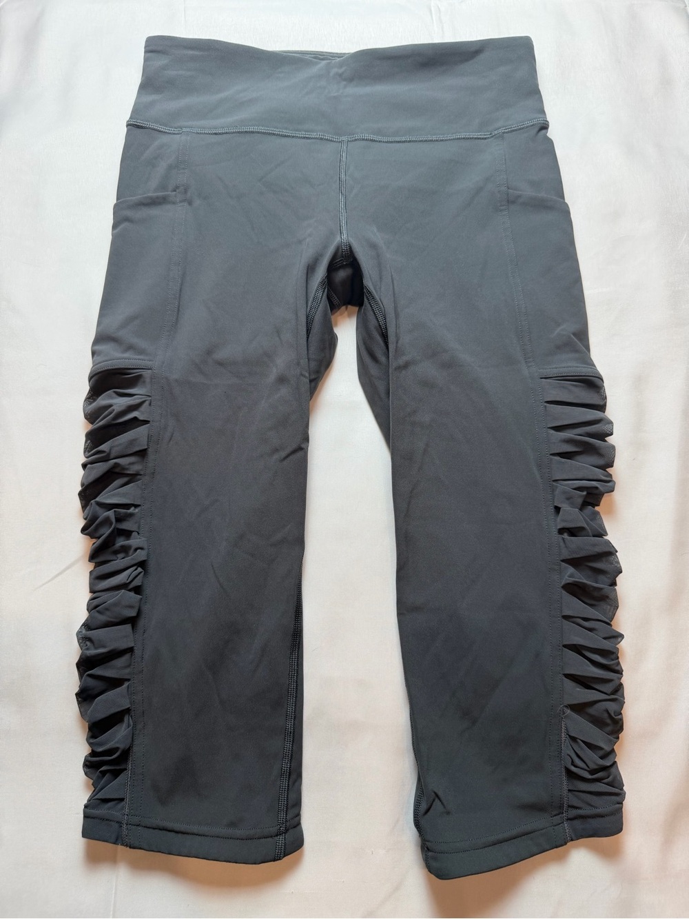 Lululemon Gray Cropped Running Leggings Side Pockets and Ruched Zip Pocket SZ 6